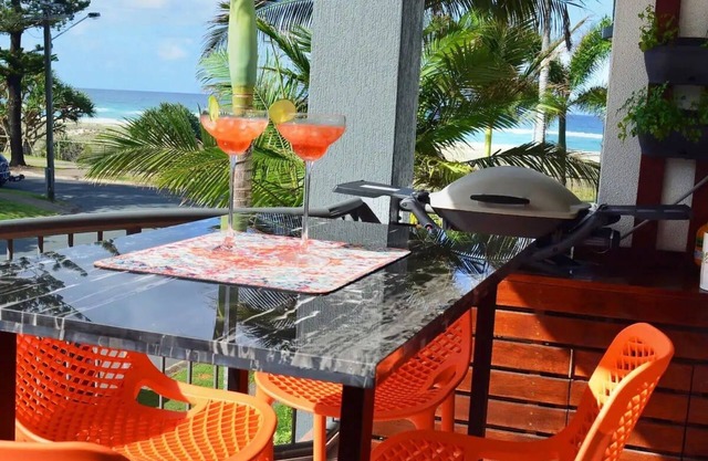Bilinga Bliss - Luxury chic beachfront apartment. All Inclusive.