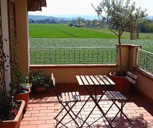 Bilocale tra città e colline.