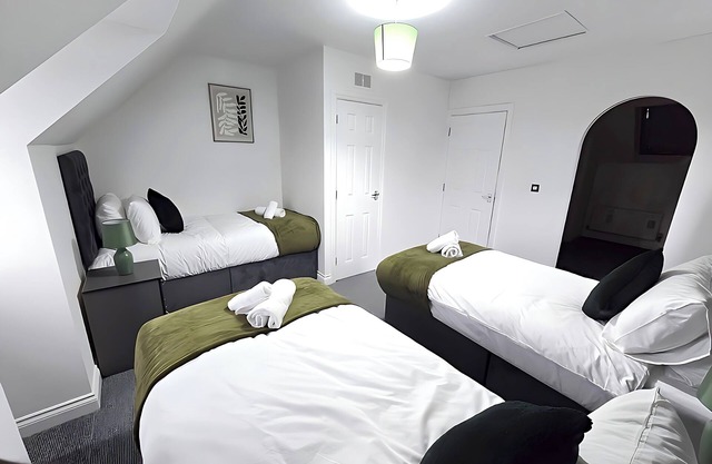 Bilston 3-Bed Town House, Sleeps 9 - Groups