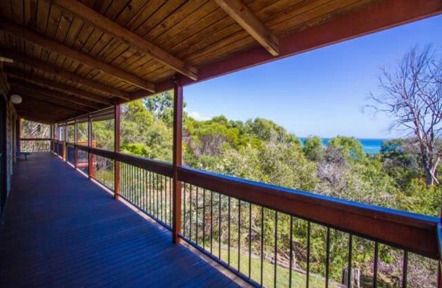 Bimbimbi - Unique Two-Bedroom, Serene Holiday Hideaway with Gorgeous Views in Historic 1770