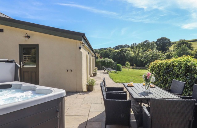 BINNEFORD BARN, family friendly, with hot tub in Cheriton Fitzpaine