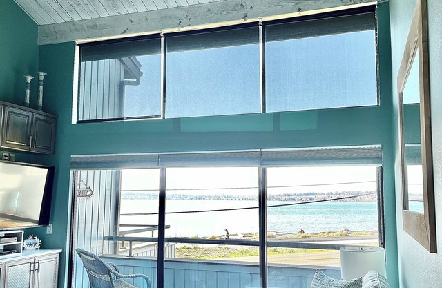 Birch Bay Beach Condo-Beautiful views with 2 patios!