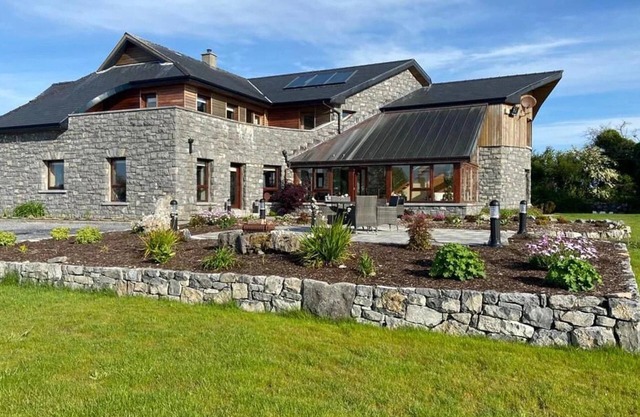 Birchall Lodge, Luxurious house on the western sho