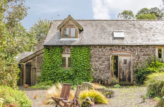 BIRCHOPE BYRE, family friendly, character holiday cottage in Wentnor