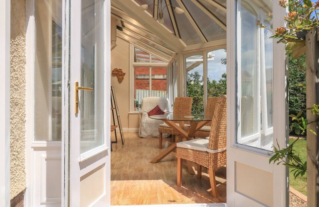 BIRDSONG, family friendly, with a garden in Crediton