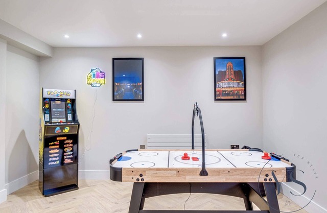Birmingham 4BR Cosy Apartment - Wi-Fi + Games