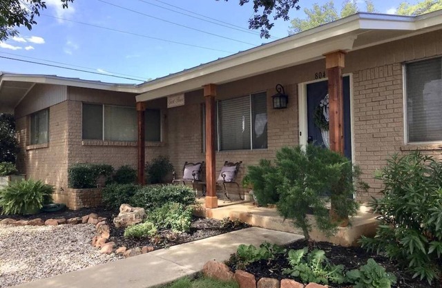 Birmingham House- Blocks from the Llano River, Shopping, and Restaurants