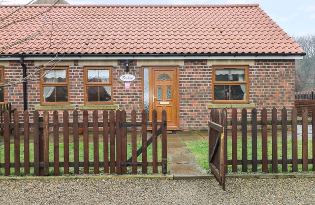 BISHOP COTTAGE, pet friendly, country holiday cottage in Skinningrove