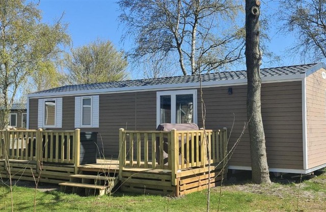 BJ Chalets - De Rug 3 - Vakantiepark Lauwersoog - Luxe chalet MET vaatwasser en inloopkast! Vroege incheck! MET AIRCO!