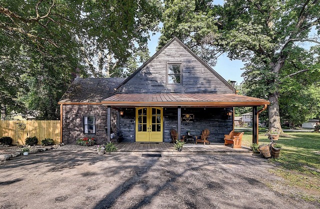 Black Barn Indy-Secluded Suburban Retreat! 10 minutes from downtown!