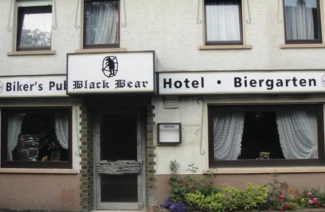 Black Bear Bikers Pub-Hotel