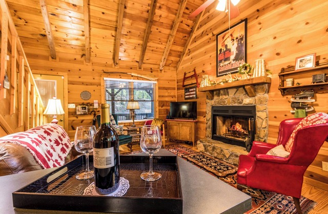 Black Bear Bungalow - Lovely Chalet in the Woods