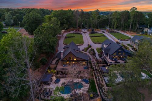 Black Bear Blue Heron by AvantStay 2 Lakefront Homes Sleeps 43 Pool Dock Theater