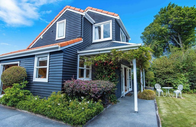 Black Cottage | Beautiful Central Cottage for Two