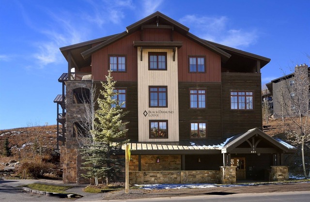 Black Diamond 3B/Lux Condo, Short Walk to the Base! Hot Tub, Gym, Heated Garage!