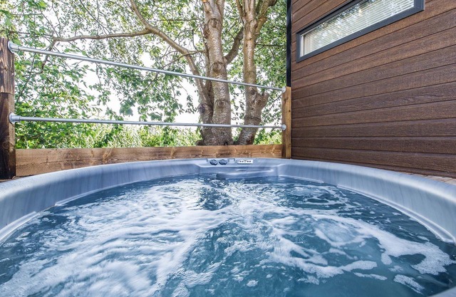 Black Edition Lodge - Unit 6 - a lodge that sleeps 6 guests in 2 bedrooms
