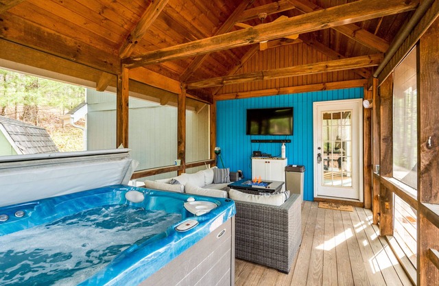 Black Mountain & Asheville Relaxation! Waterfalls, Lakes, Hiking, Biking Trail!n