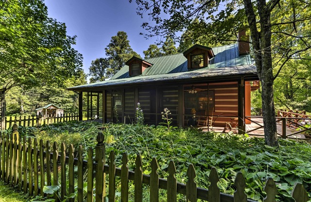 Black Mountain Cabin w/Screened Porch + Views!
