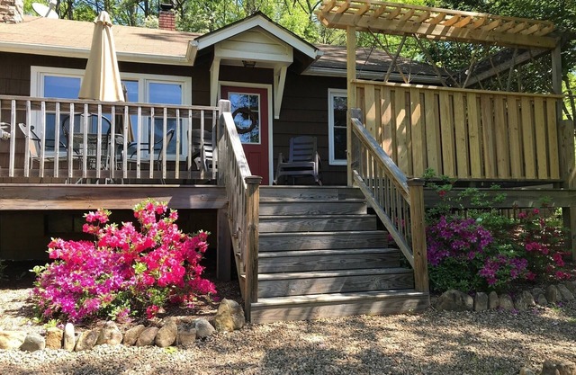 Black Mtn.Hideaway: Romantic Mtn.Views, Hot Tub, & Pet Friendly!