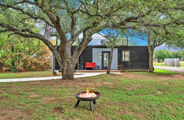 Black Oak - Container Home Near Magnolia, Baylor