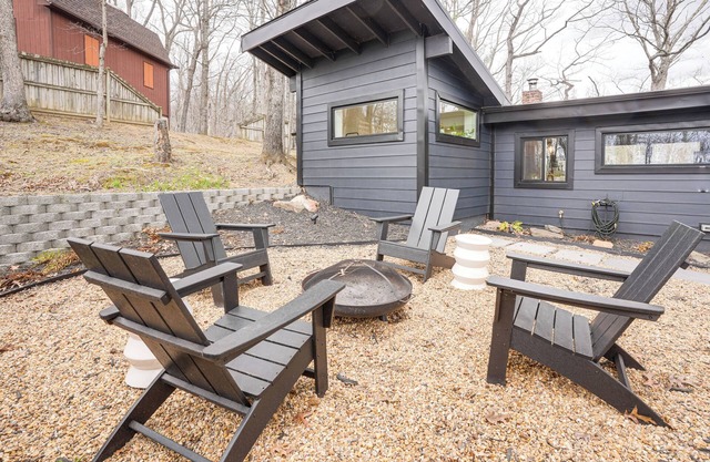 'Black Walnut Cabin' on 2 Acres in Luray!