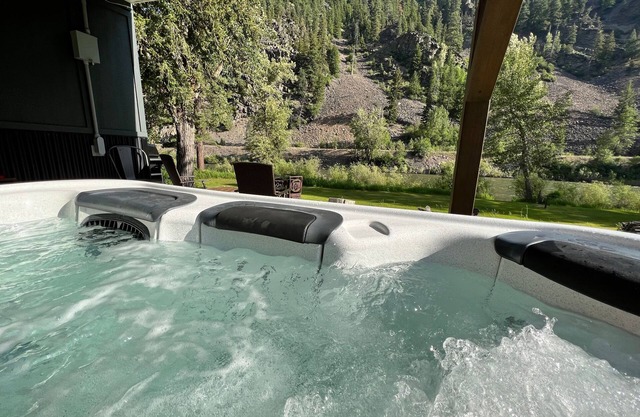 Blackfoot Riverfront Fishing Access & Mountain View. Hot Tub. Near Kettlehousen