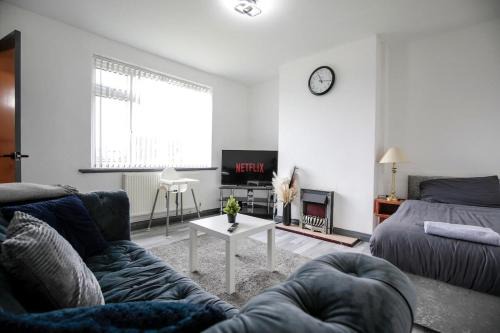 Blackrod House, Near Bolton, Free Parking, Sleeps 5, Long or Short Stays by NMB Property