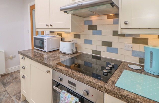 BLACKSMITH'S COTTAGE, pet friendly, with open fire in Hudswell