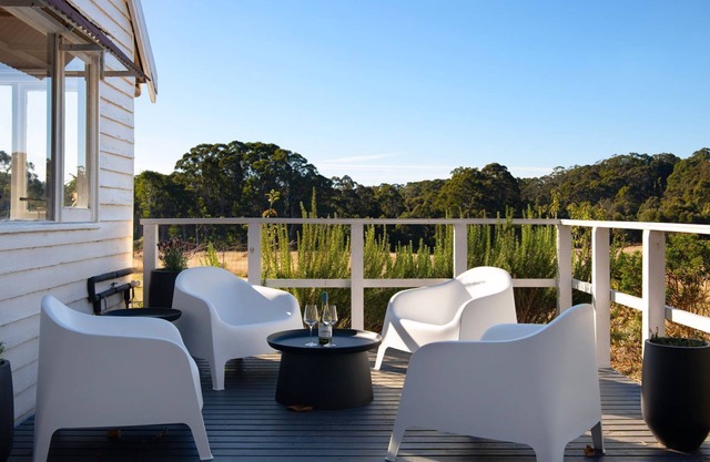Blacksmiths Cottage- a picturesque country escape in Lyonville