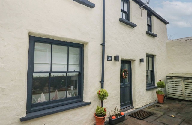 BLACKSMITHS COTTAGE, pet friendly, luxury holiday cottage in Pembroke