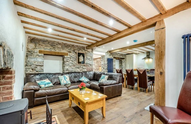 Blacksmiths Cottage - sleeps 6 guests in 3 bedrooms