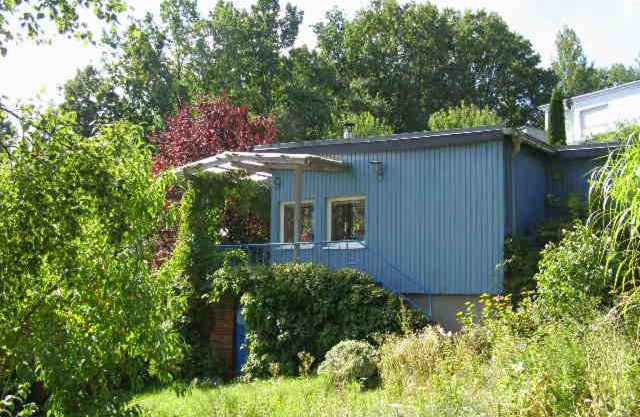 blaues Haus am See