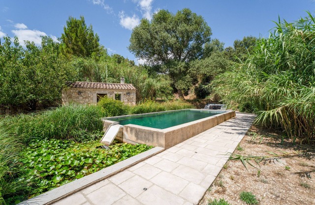 'Bleue' Room with Shared Pool, Wi-Fi and Air Conditioning