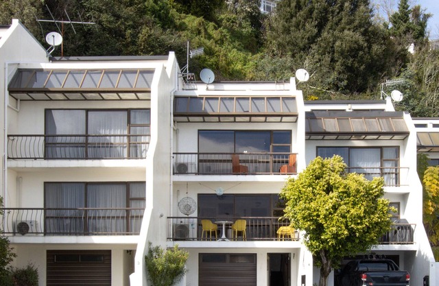 BLISS IN THE BAY – NAPIER HOLIDAY TOWNHOUSE, with a garden in Ahuriri