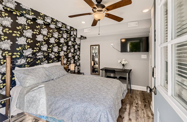 BLISSSFUL STUDIO W/ PRIVATE ENTRANCE & PARKING