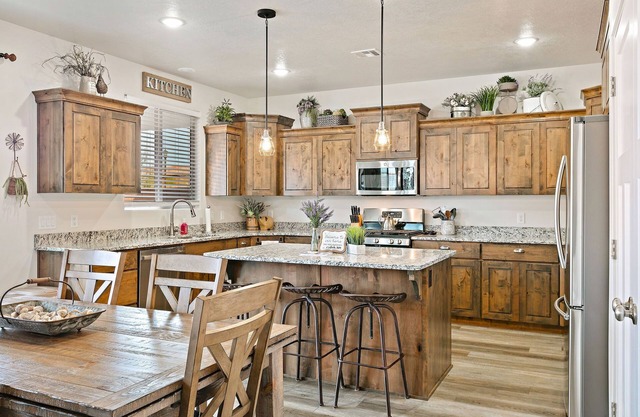 Blooming Cactus, 6 Bedroom Home with Foosball and Arcade Game!