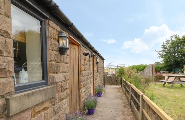 Blossom Cottage, cosy cottage for 2 with AMAZING views