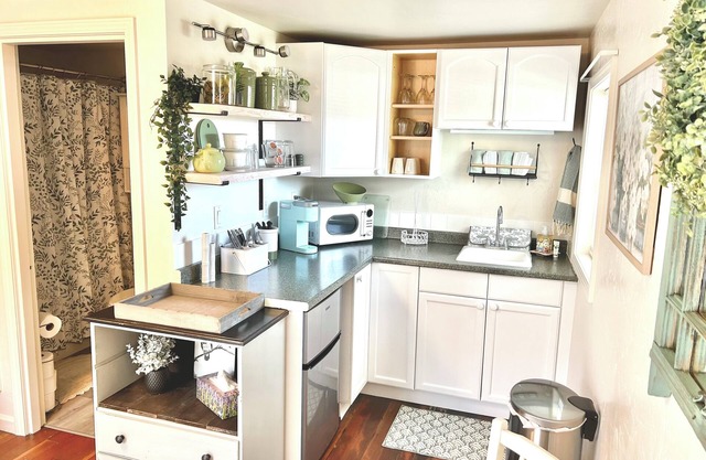 Blossom Cottage Cozy Studio in Beautiful Redmond, OR