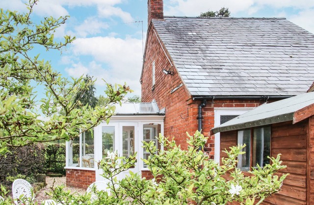 BLOSSOM'S COTTAGE, pet friendly, with a garden in Shawbury