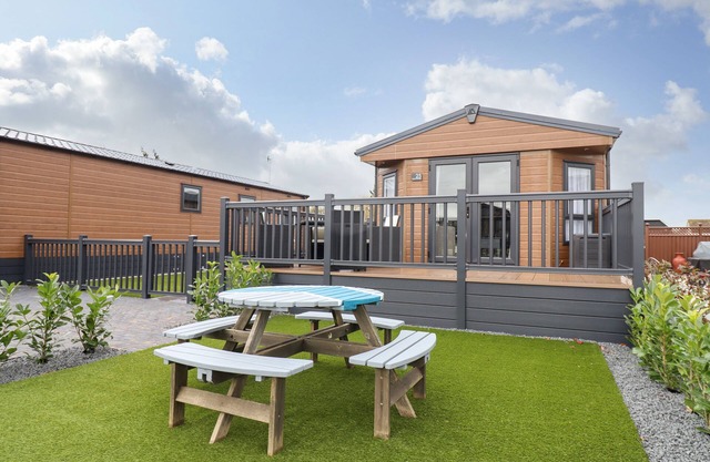 BLOSSOM VALE LODGE, pet friendly, with a garden in Evesham