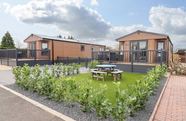 BLOSSOM VALE LODGE, pet friendly, with a garden in Evesham