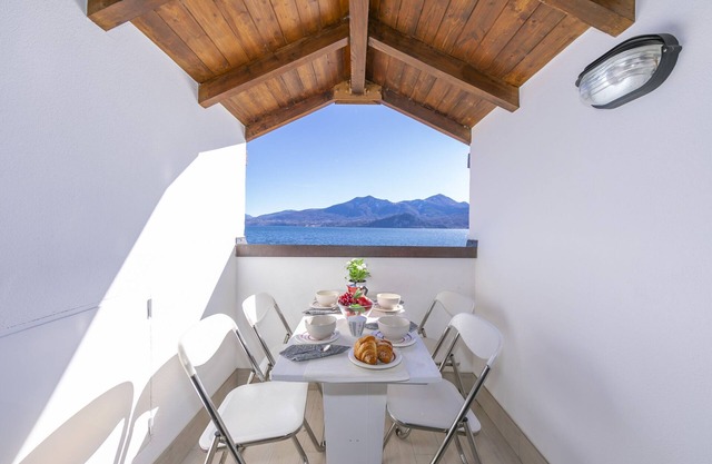 Blu Lake apartment on Ghiffa Beach, Ghiffa, Italy