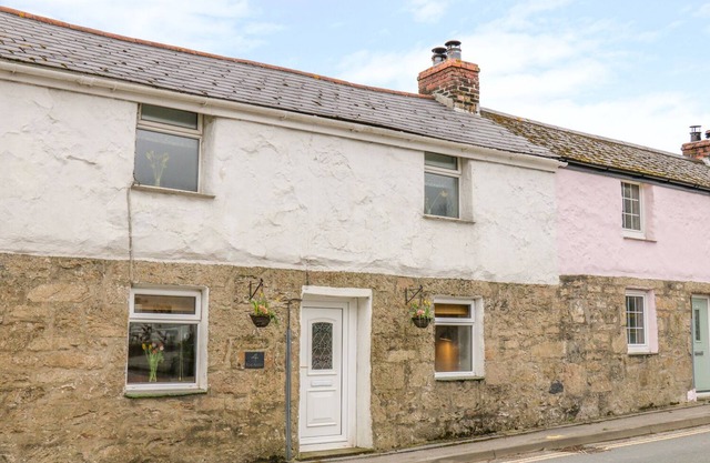 BLUE ANCHOR, family friendly, character holiday cottage in Fraddon