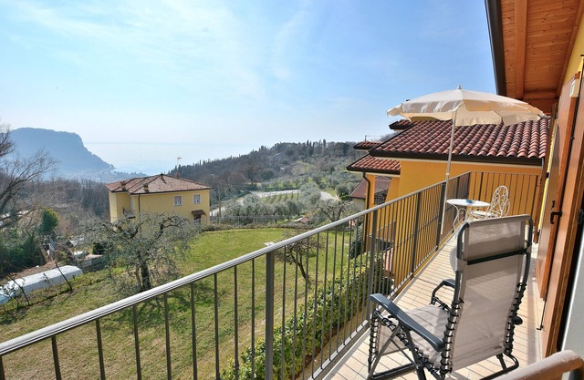 Blue Apartment in Marciaga di Costermano