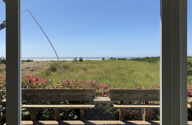 BLUE BEACH HOUSE. Enjoy life on the beach!