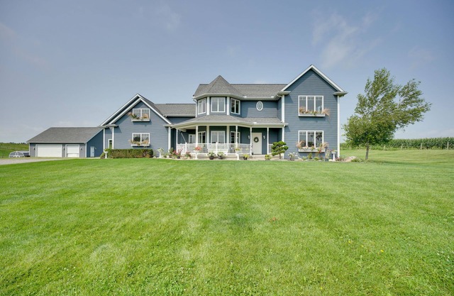 Blue Birds Perch: Stunning Home on Private Hilltop