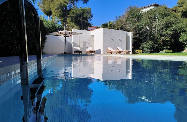 Blue Calm, Villa with pool in front of the sea