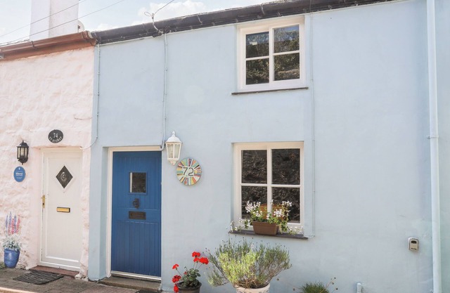 BLUE COTTAGE, family friendly, country holiday cottage in Beaumaris