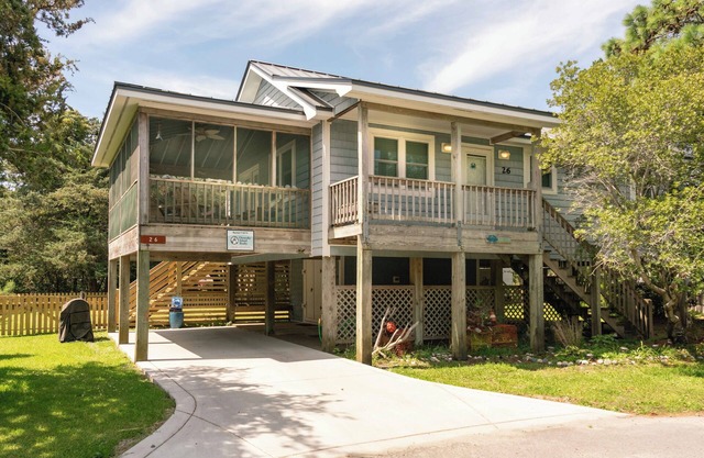 Blue Crab: Spacious screened porch, short stroll to the coffee shop.