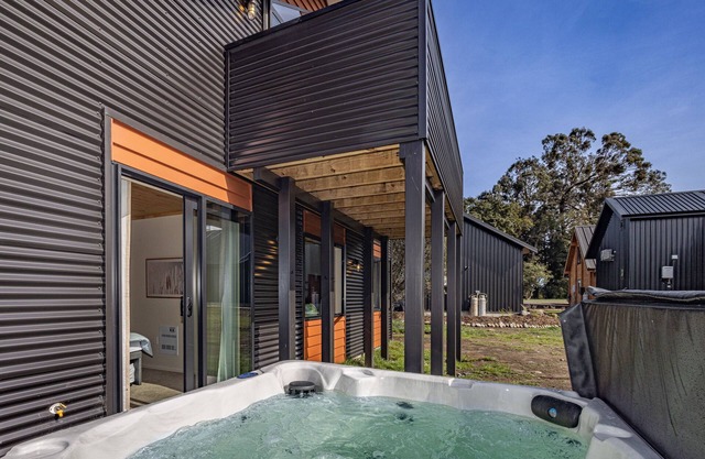 Blue Door Chalet - Ohakune Bach with spa. Close to town centre.